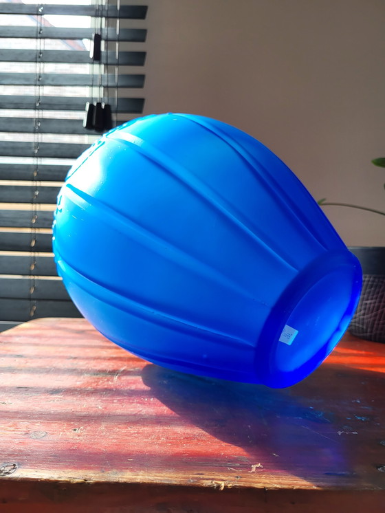 Image 1 of Art Deco Vase aus mattblauem Pressglas mit floralem Dekor und engem Linienrelief