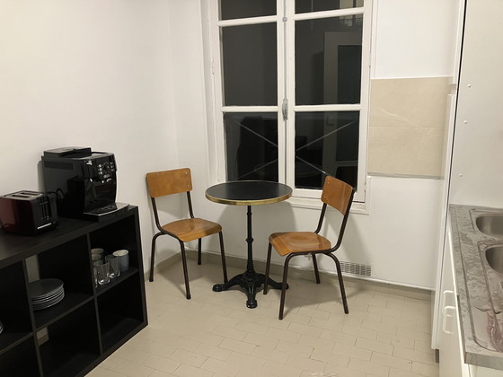 Image 1 of Set aus 2 Schulstühlen und einem Bistrotisch