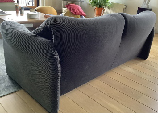 2X Zweieinhalb-Sitzer Sofa Modell Cassina Maralunga Grau Schwarz Gestreift.