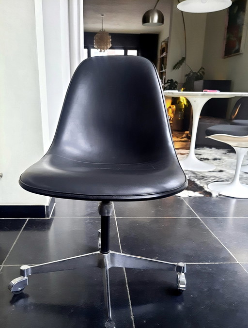 4x Eames Fiberglass Beistellstuhl Herman Miller