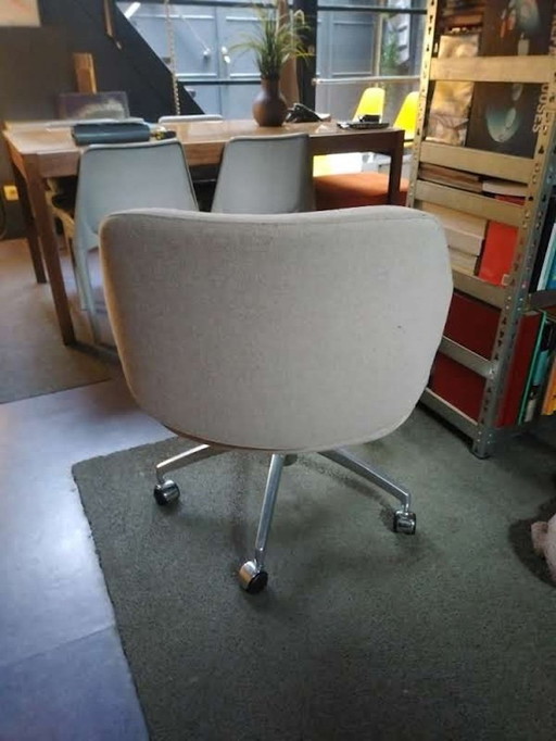 Artifort Model Gap Bürostuhl mit Rädern Designer Khodi Feiz