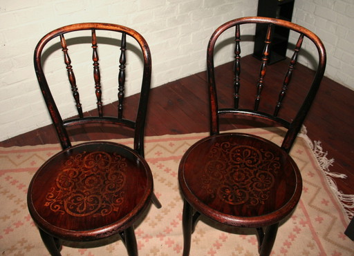 2 restaurierte Thonet-Stühle N°85