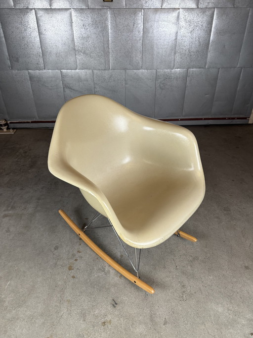 Eames Rar Schaukelstuhl von Herman Miller