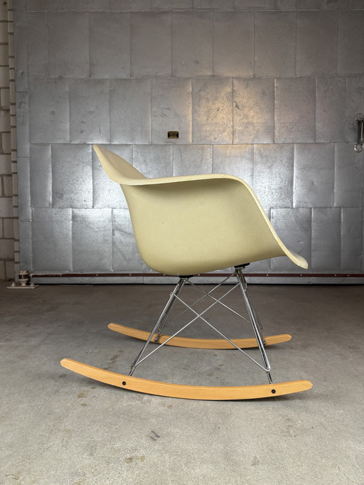 Eames Rar Schaukelstuhl von Herman Miller