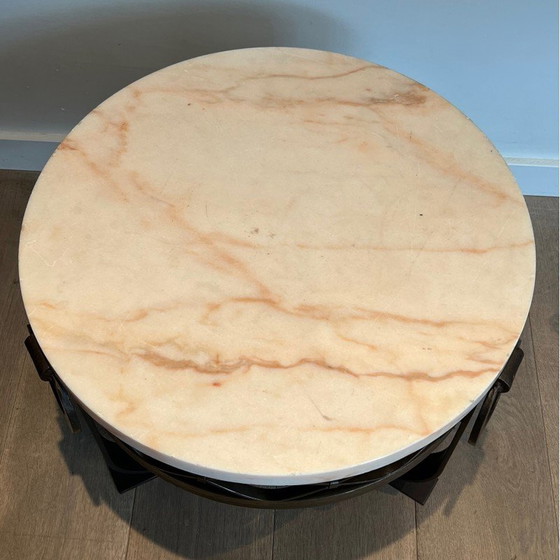 Image 1 of Vintage Art Deco Schmiedeeisen und gehämmertes Eisen, Sockeltisch mit weißer Marmorplatte, 1940