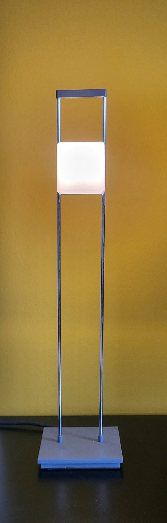 Image 1 of Cubic Mesa Design Tischlampe