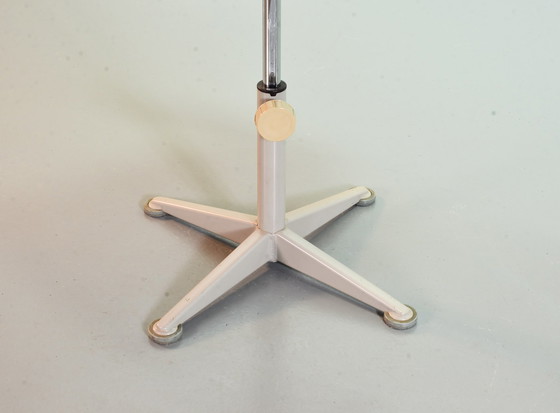 Image 1 of Industrieller Bürostuhl von Ahrend De Cirkel mit orangefarbenem Stoffbezug auf grauem Stahlgestell. Niederlande, 1950er Jahre. R