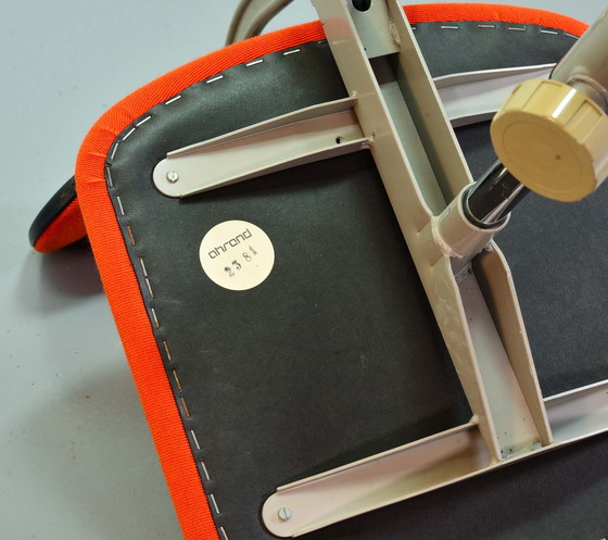 Image 1 of Industrieller Bürostuhl von Ahrend De Cirkel mit orangefarbenem Stoffbezug auf grauem Stahlgestell. Niederlande, 1950er Jahre. R