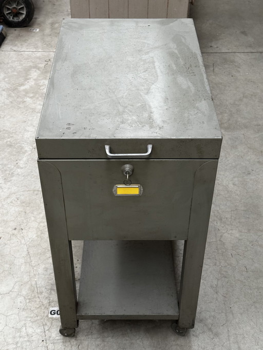 Vintage Stahl Aktenschrank auf Rollen