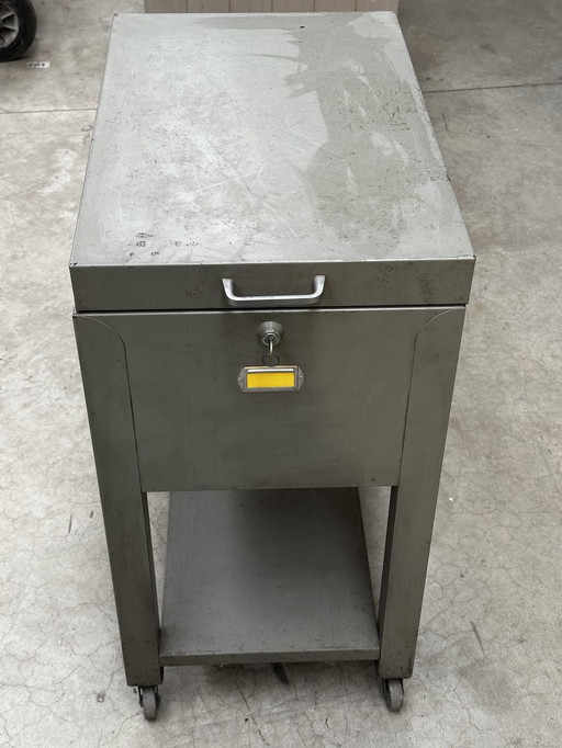 Vintage Stahl Aktenschrank auf Rollen