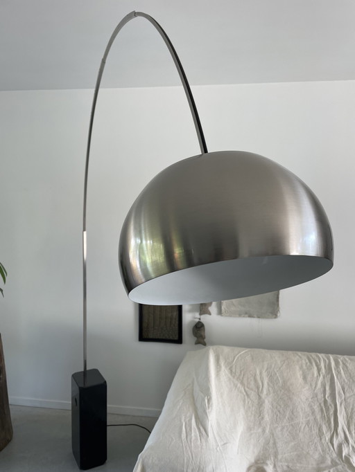 Italienisches Design Bogenlampe mit schwarzem Marmorsockel