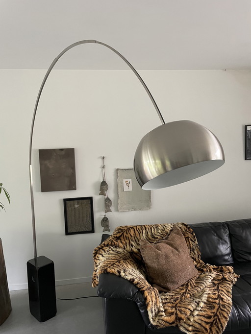 Italienisches Design Bogenlampe mit schwarzem Marmorsockel