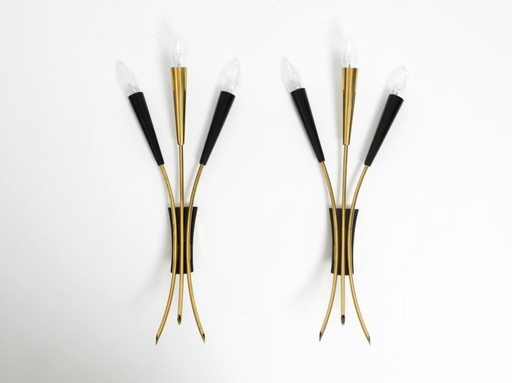 Zwei schöne große Mid Century Modern Brass 3-Light Cone Wandlampen