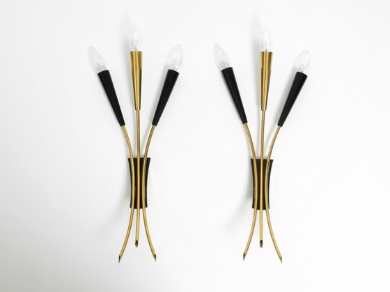 Image 1 of Zwei schöne große Mid Century Modern Brass 3-Light Cone Wandlampen