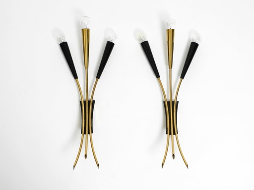 Zwei schöne große Mid Century Modern Brass 3-Light Cone Wandlampen