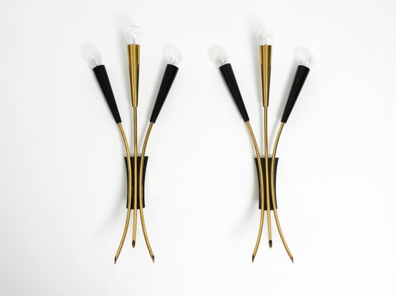 Image 1 of Zwei schöne große Mid Century Modern Brass 3-Light Cone Wandlampen