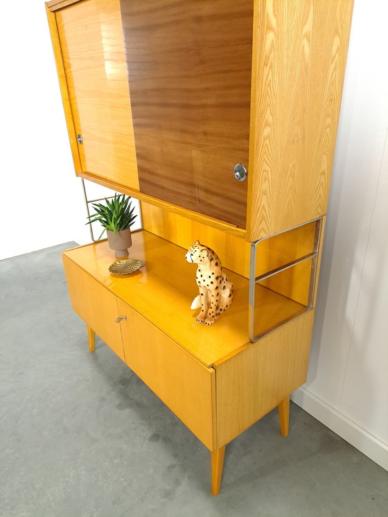 Image 1 of Design-Vitrine Jitona mit 2-farbigem Furnier und Schiebetüren