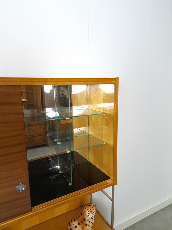 Image 1 of Design-Vitrine Jitona mit 2-farbigem Furnier und Schiebetüren