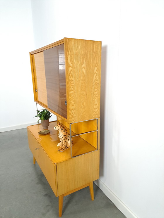 Image 1 of Design-Vitrine Jitona mit 2-farbigem Furnier und Schiebetüren