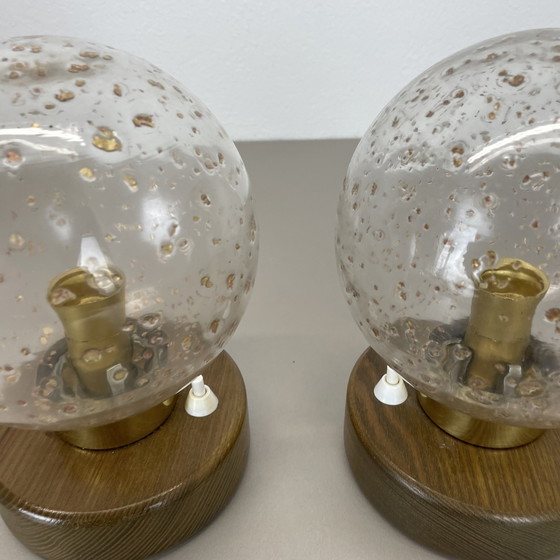 Image 1 of Satz von 2 Glaskugel und Eiche hölzerne Tischleuchten von Temde Lights, Deutschland 1970S