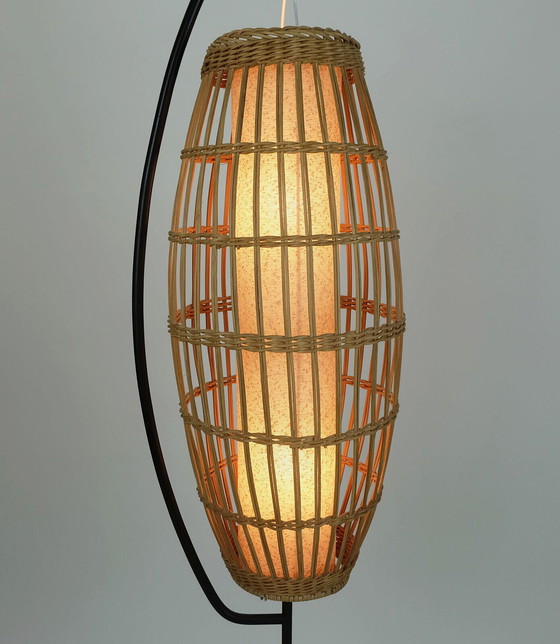 Image 1 of außergewöhnliche und seltene Mid Century FLOOR LAMP Rattan Geflecht Teak schwarz Metall 1960s
