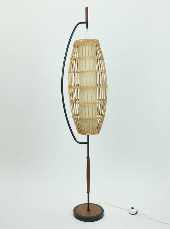 Image 1 of außergewöhnliche und seltene Mid Century FLOOR LAMP Rattan Geflecht Teak schwarz Metall 1960s