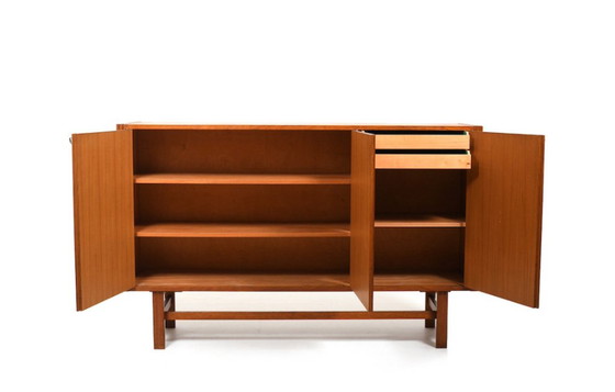 Image 1 of Feines dänisches minimalistisches Teakholz-Sideboard um 1960