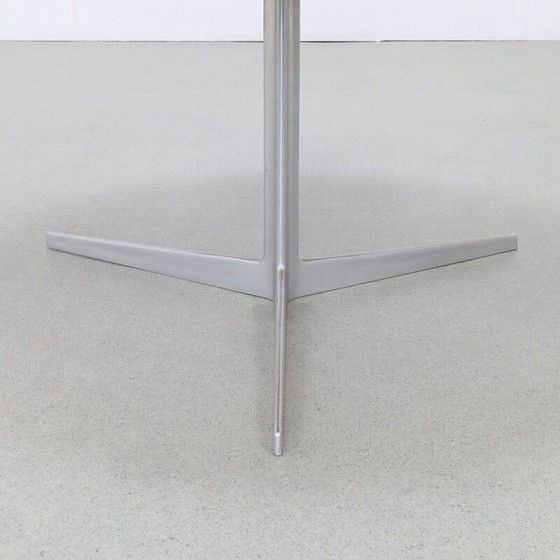 Image 1 of Alter runder Couchtisch von Arne Jacobsen für Fritz Hansen, 1960