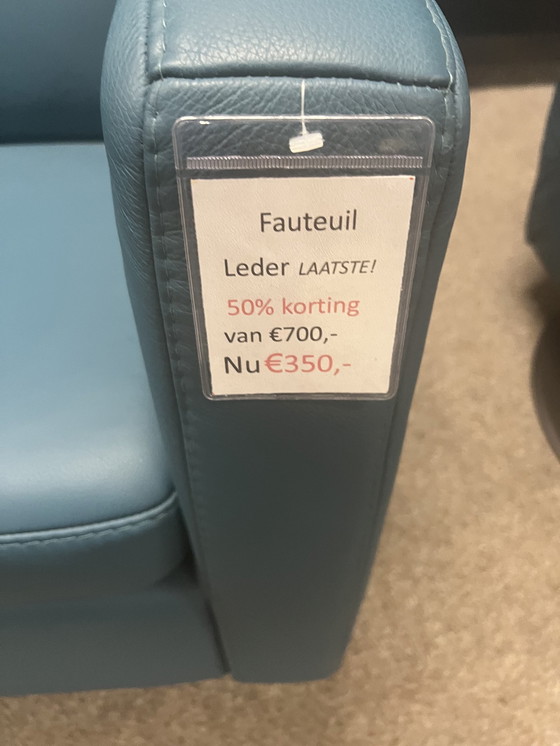 Image 1 of Moderner blauer Ledersessel - Jetzt mit 50% Rabatt!