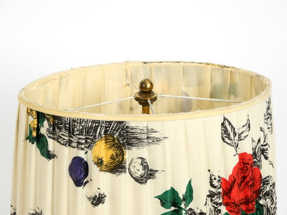 Image 1 of Große Tischlampe von KPM aus den 1960er Jahren aus Porzellan und plissiertem Seidenlampenschirm mit buntem Blumenmuster
