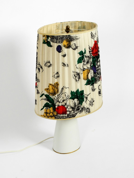 Image 1 of Große Tischlampe von KPM aus den 1960er Jahren aus Porzellan und plissiertem Seidenlampenschirm mit buntem Blumenmuster