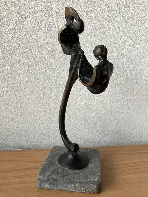 Moderne Bronzestatue Mutter mit Kind.