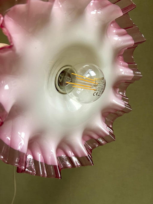 Französische Art Deco Piecrust Lampe aus Opalglas Weiß mit Rosa Rand