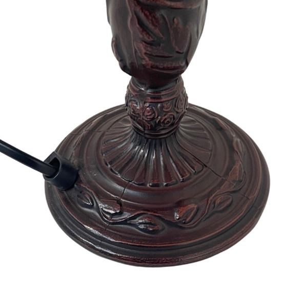 Image 1 of Tischlampe im Tiffany-Stil - Buntglasschirm und dekorativer Sockel - ca. 1980er Jahre (keine Risse)