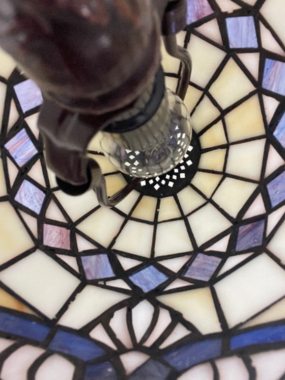 Image 1 of Tischlampe im Tiffany-Stil - Buntglasschirm und dekorativer Sockel - ca. 1980er Jahre (keine Risse)