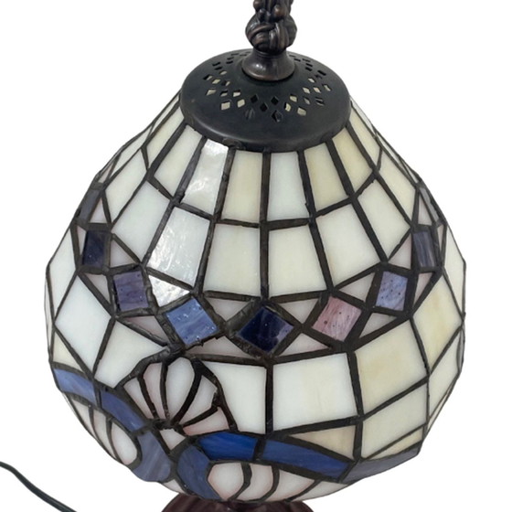 Image 1 of Tischlampe im Tiffany-Stil - Buntglasschirm und dekorativer Sockel - ca. 1980er Jahre (keine Risse)