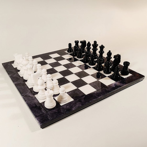 Image 1 of 1970er Schachspiel aus handgeschnitztem Alabaster von Volterra - Schwarz und Weiß - Made in Italy