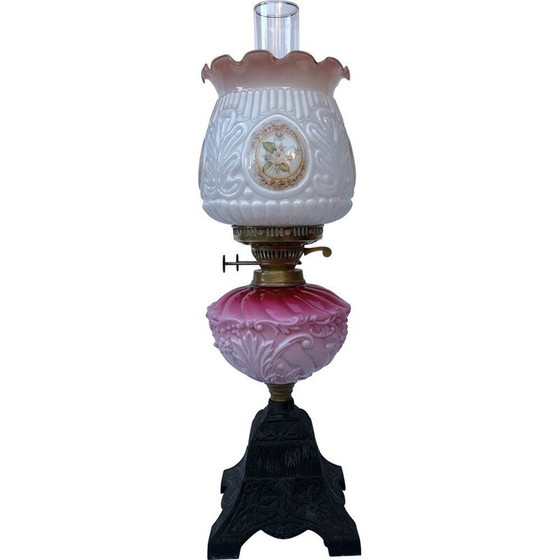 Image 1 of Viktorianische Öllampe mit Milchglas und Eisenmetall, England 1900