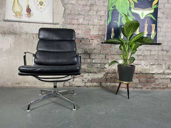 Image 1 of Herman Miller Soft Pad Chair EA 216 von Charles & Ray Eames