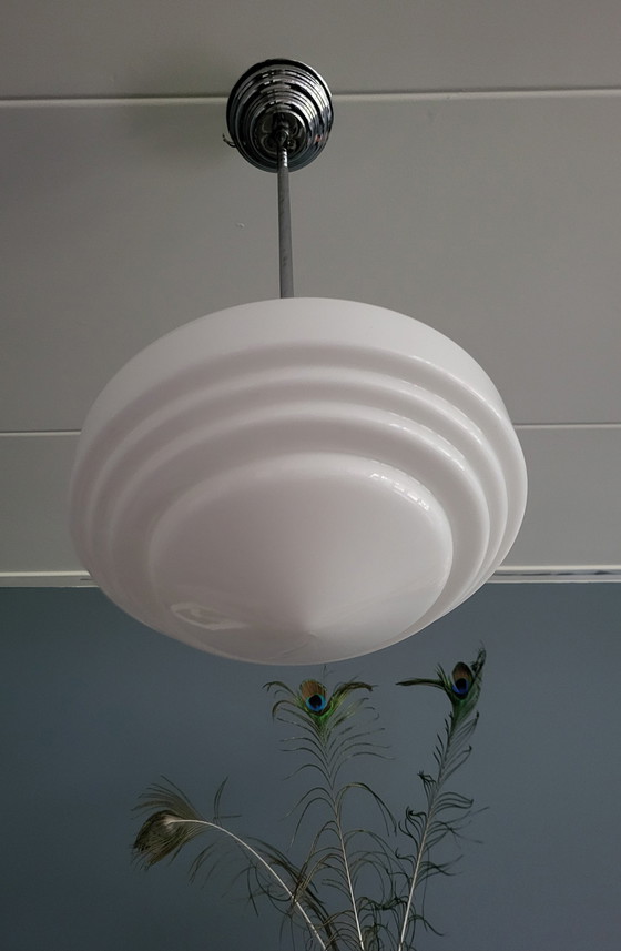Image 1 of Art Deco Pendelleuchte im Gispen-Stil mit weißem Opalglas-Schirm.