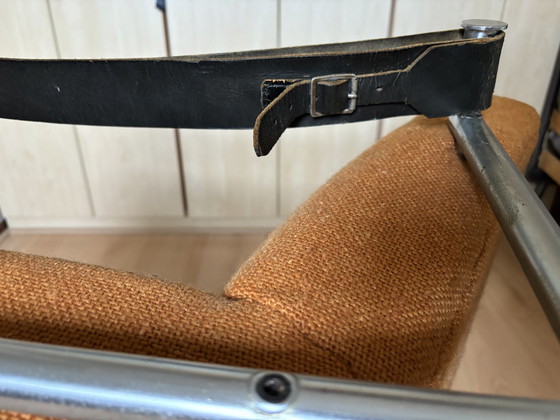 Image 1 of Orangefarbener Stuhl mit Lederarmlehnen