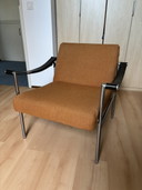 Orangefarbener Stuhl mit Lederarmlehnen