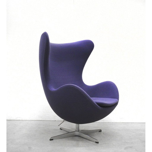 Violetter Sessel "Egg chair" von Arne Jacobsen für Fritz Hansen