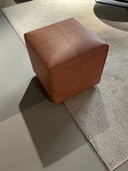 Eyye Kub Leder Pouf Showroom Modell