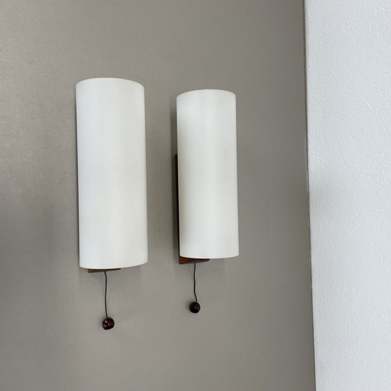 Image 1 of 2er-Set minimalistische Wandleuchte aus satiniertem weißem Glas und Teakholz, Dänemark, 1960er