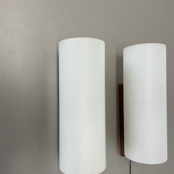 Image 1 of 2er-Set minimalistische Wandleuchte aus satiniertem weißem Glas und Teakholz, Dänemark, 1960er