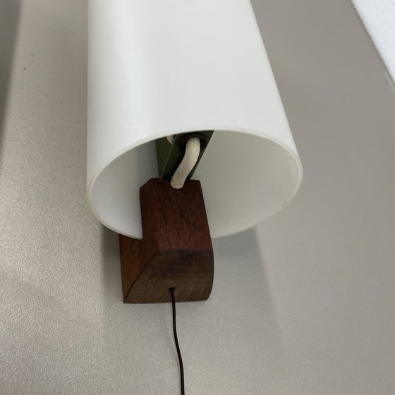 Image 1 of 2er-Set minimalistische Wandleuchte aus satiniertem weißem Glas und Teakholz, Dänemark, 1960er