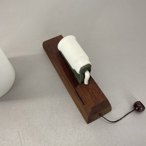 Image 1 of 2er-Set minimalistische Wandleuchte aus satiniertem weißem Glas und Teakholz, Dänemark, 1960er