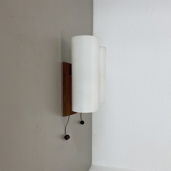 Image 1 of 2er-Set minimalistische Wandleuchte aus satiniertem weißem Glas und Teakholz, Dänemark, 1960er
