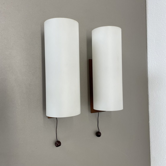 Image 1 of 2er-Set minimalistische Wandleuchte aus satiniertem weißem Glas und Teakholz, Dänemark, 1960er